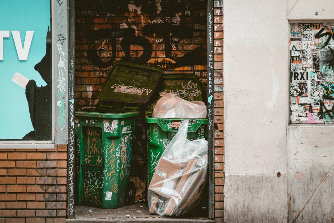 Photo Dirty trash can